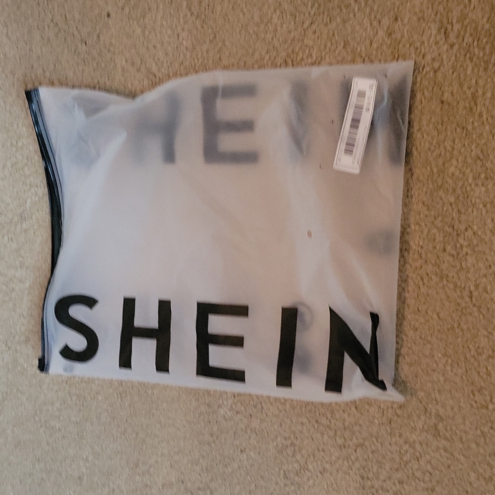 Size 1x Shein Button down Shirt longer in back. New Without Tags - Picture 3 of 3